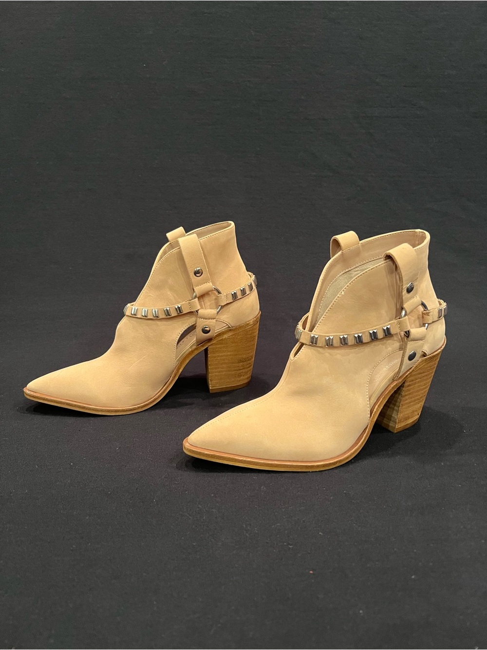 NEW Chinese Laundry Tabby Tomi Tan Studded Bit Cut Out Ankle Bootie Boots 7.5